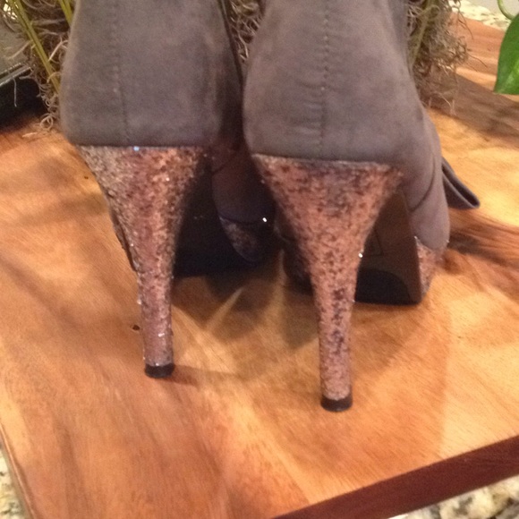 Kenneth Cole Glittery Heels - Picture 4 of 7